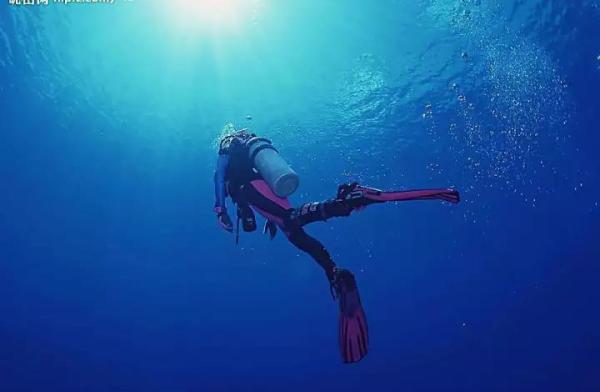 自由潜水员体内谢1浜挑战极限，探索深海奥秘，突破自我