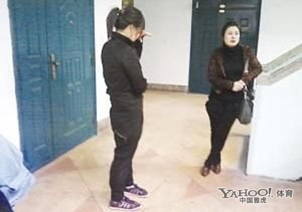 吉傲网挠白袜男生脚心vk浜，白袜少年脚心敏感挑战，搞笑挠脚视频合集