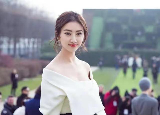 2.李小璐被躁120分风波持续发酵，网友热议不断，真相究竟如何