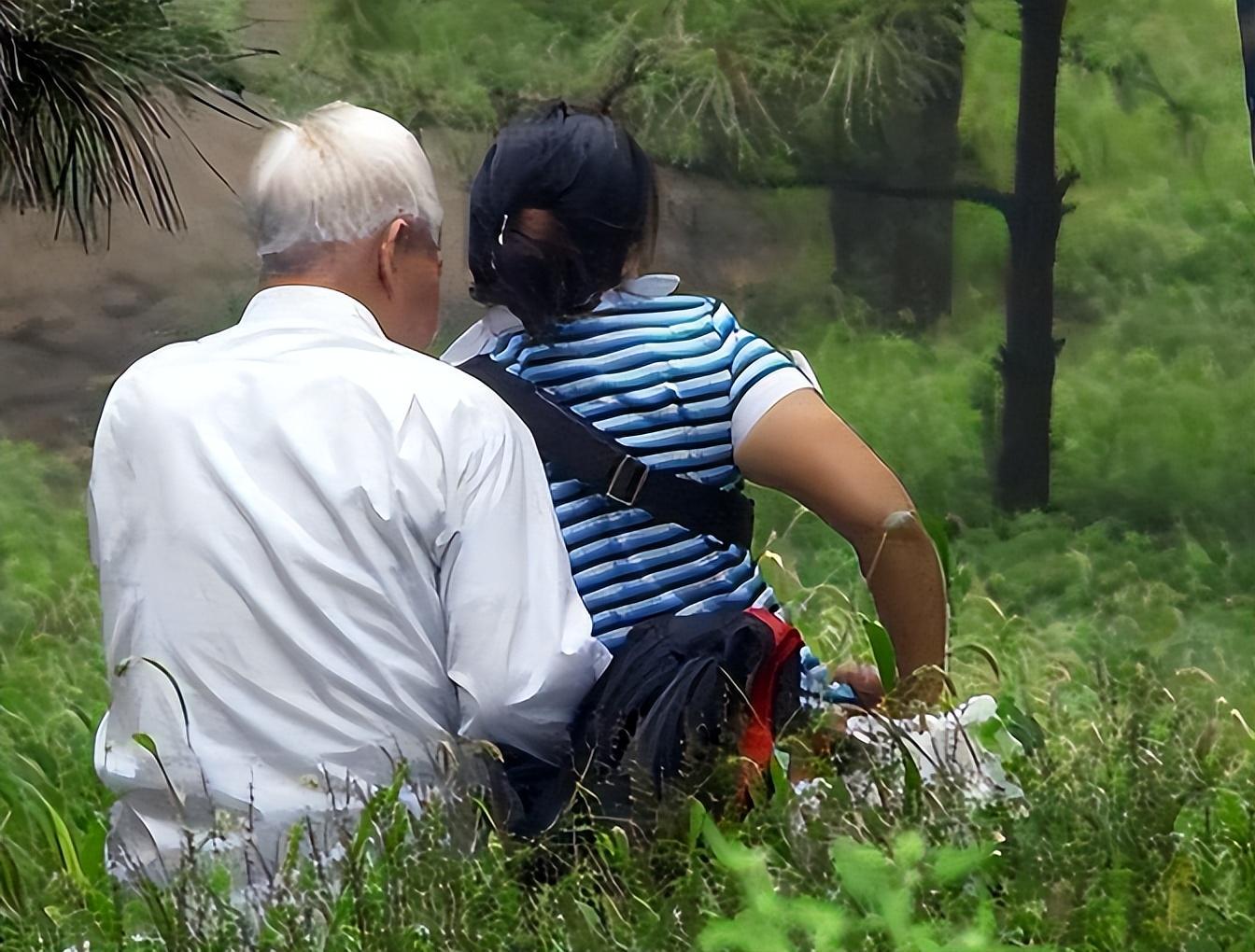 农村老头大战肥婆浜引发热议，围观群众惊叹不已，乡村传奇故事再升级