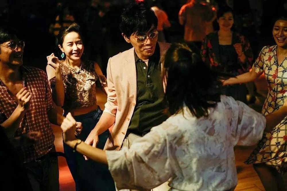 中国少妇与黑人videos引发热议，真实故事揭秘，情感纠葛背后的文化碰撞