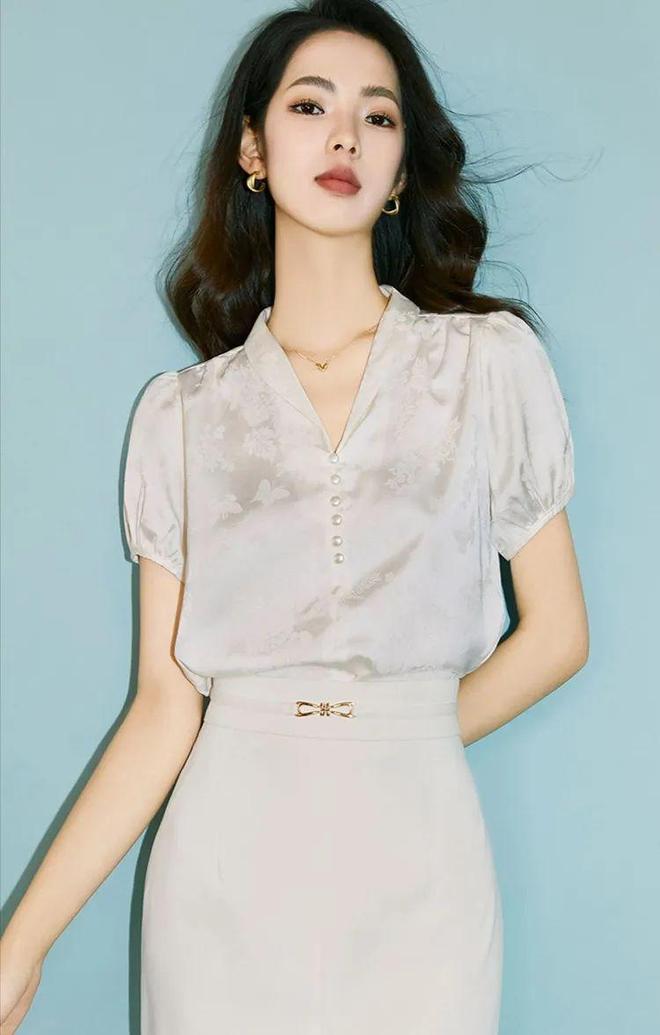欧美肥老太WBwBWBB展现独特魅力，时尚穿搭引爆网络，中年女性自信新风潮