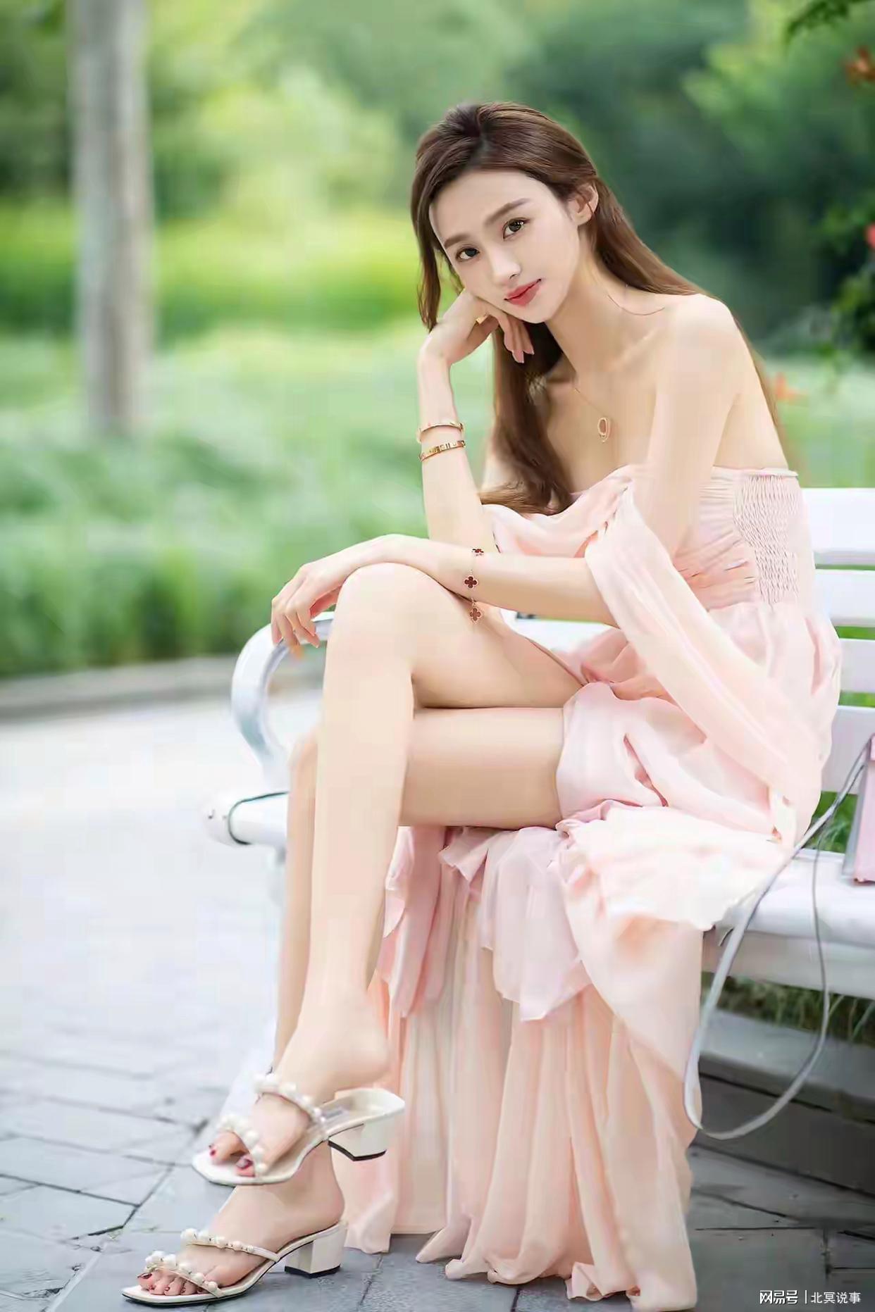 美女极品粉嫩美鮑75P浜高清写真集，绝美私房照精选，性感诱惑展现无暇肌肤