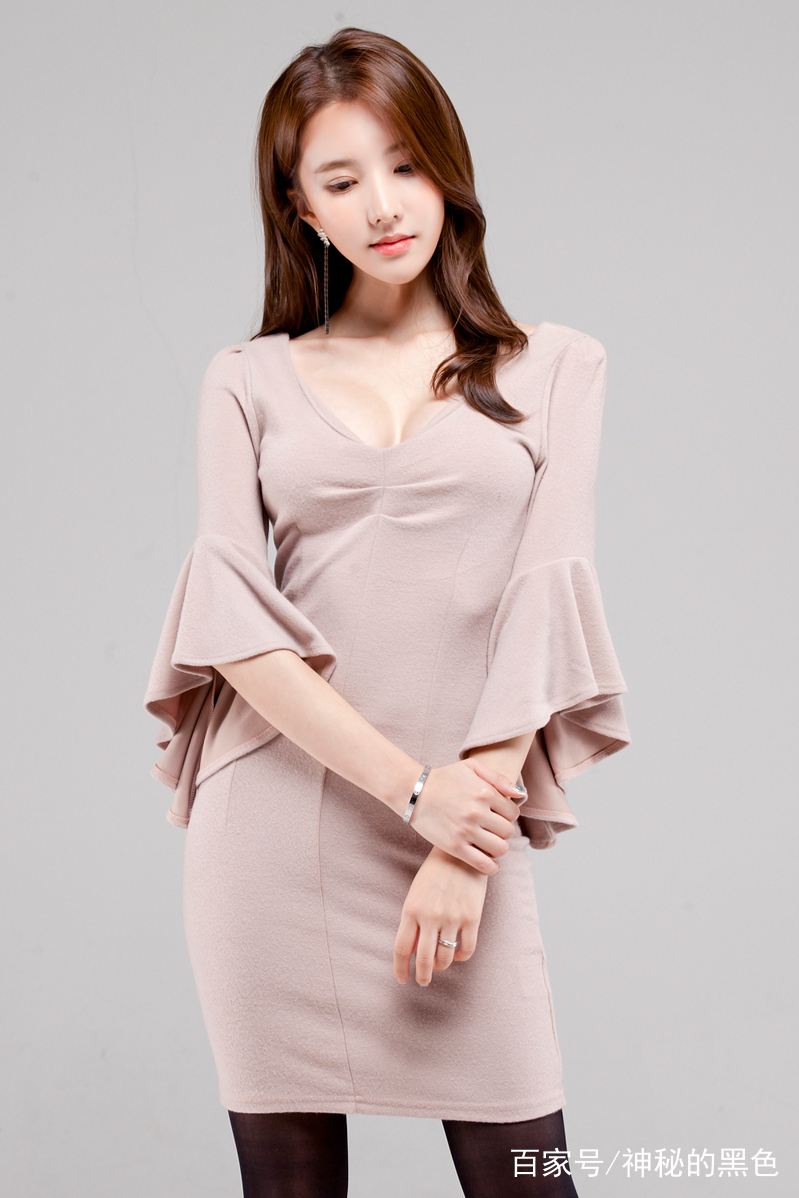 美泬女人欣赏独特魅力，展现自信风采，探索优雅与性感并存的艺术