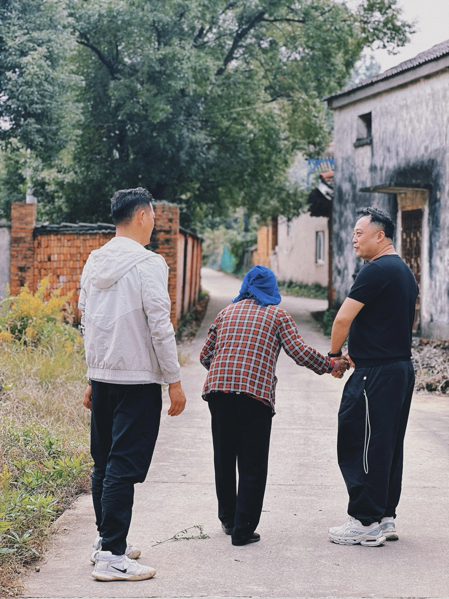 农村老太婆大B多毛视频震撼发布，真实记录，乡村生活点滴，引发热议