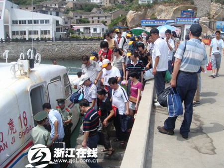 剑鱼台风袭击三亚，沿海居民紧急撤离，防范风暴潮与强降雨