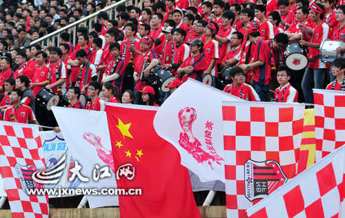 山东泰山主场激情四射，球迷呐喊震天，绿茵场上演精彩对决