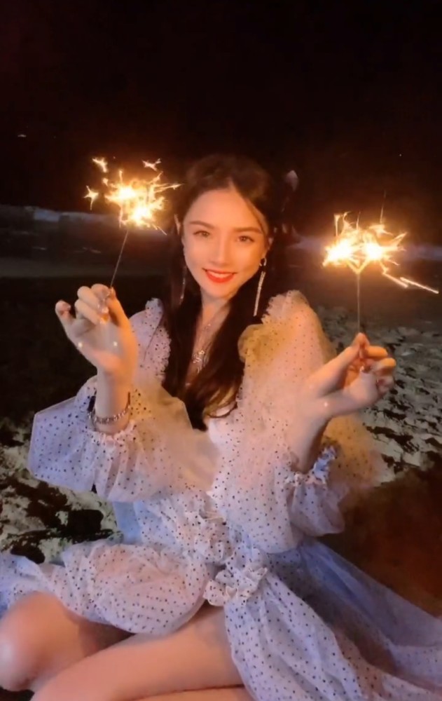 午夜片初美沙希REBDB写真片惊艳发布，魅力四射，引发热议