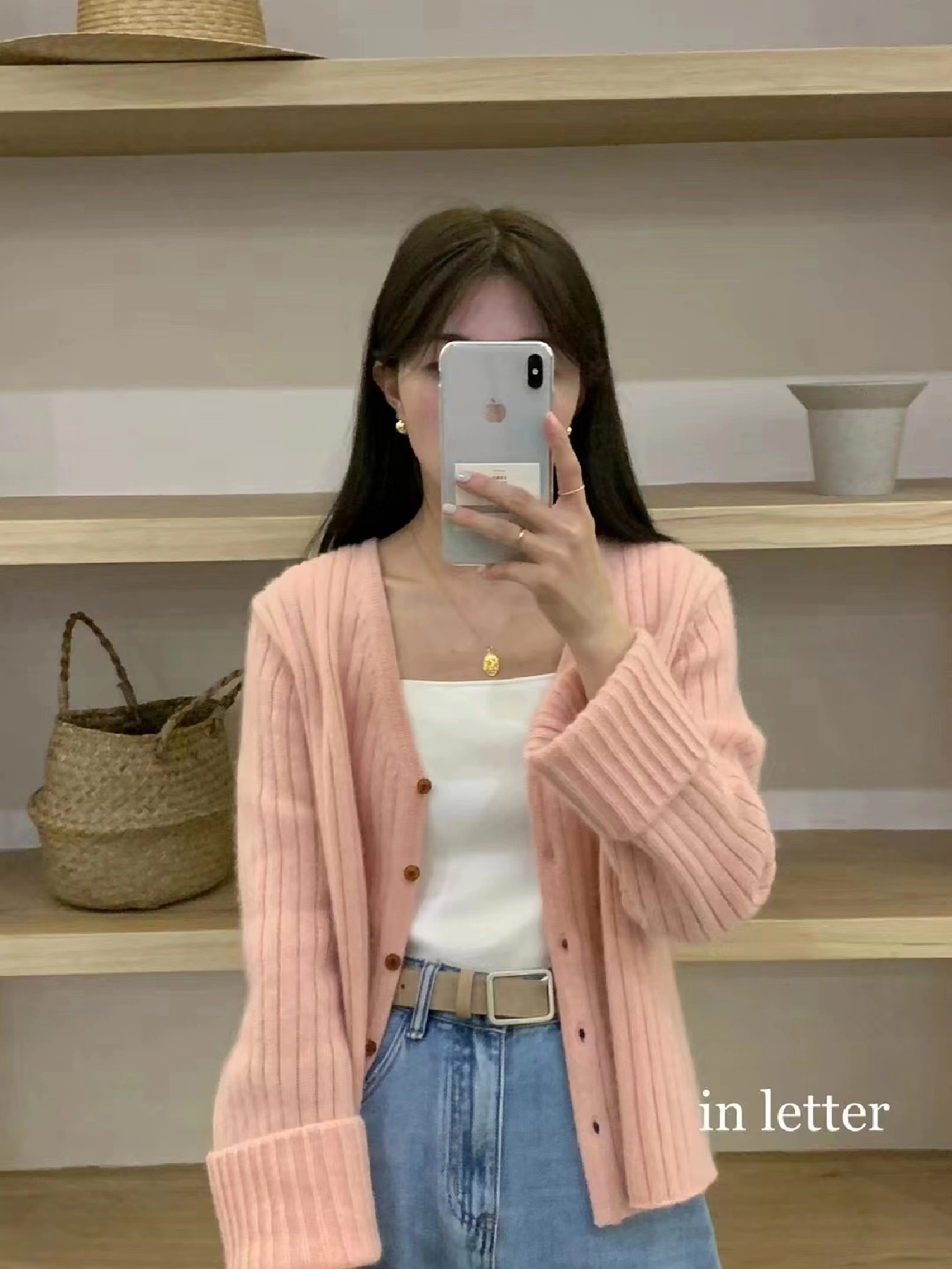 粉嫩馒头学生一线天穿搭指南，甜美少女必备单品，校园风搭配技巧分享