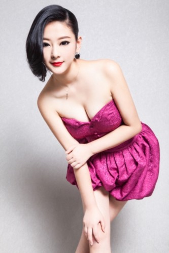 日本老熟女风情万种，优雅魅力尽显，岁月沉淀独特韵味