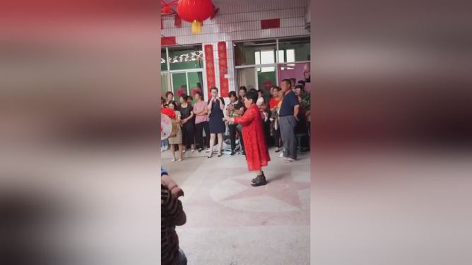 2.丰满大妈视频走红，网友热议不断，大妈魅力征服观众