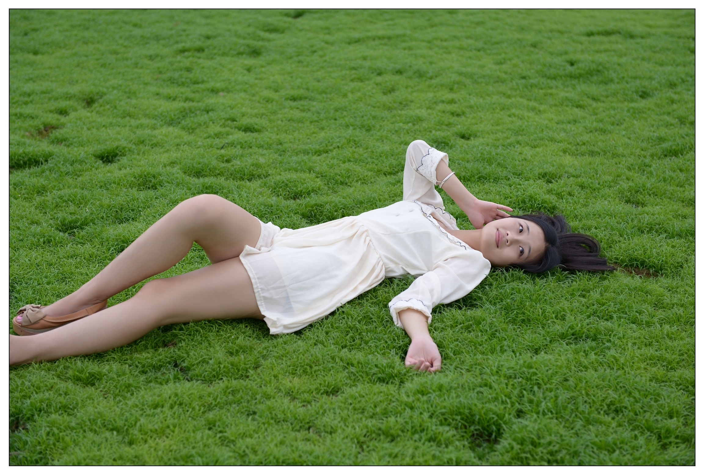 （根据指令内容三生成）草美女屁股眼浜，性感写真曝光，风情万种迷人，独特魅力引爆全网