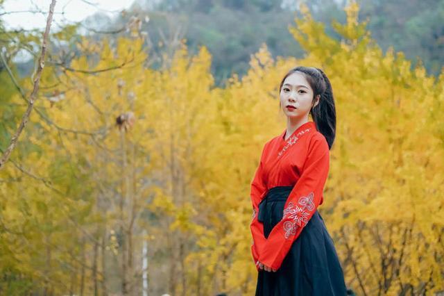 女性与ZOON浜的奇妙邂逅，探索自然和谐共生，发现都市中的野性之美