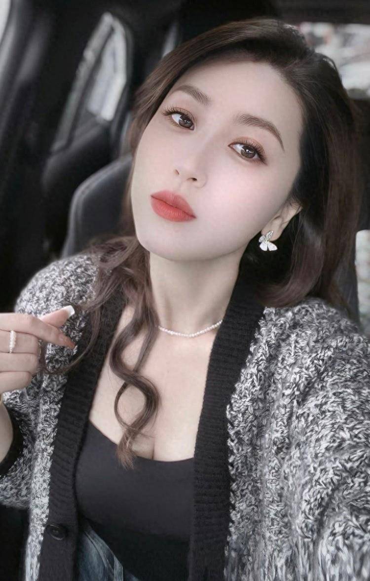 成熟少妇的优雅魅力与自信风采展现迷人气质 成熟少妇的优雅魅力与自信风采展现迷人气质