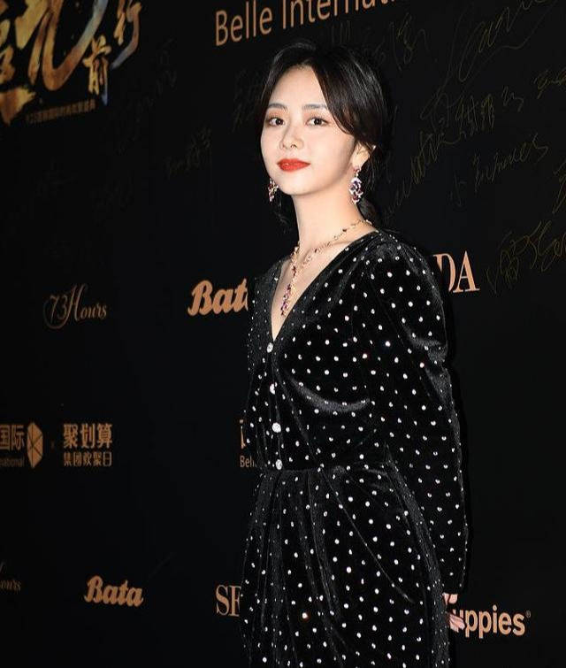 6070老妇女老熟女魅力依旧，成熟女人风采不减，岁月沉淀更显优雅韵味