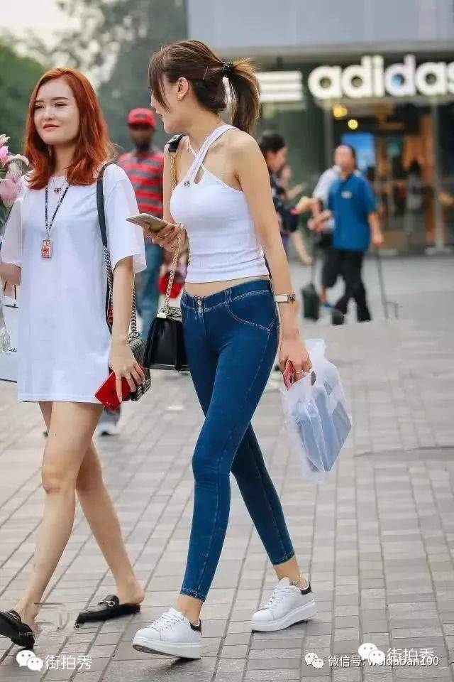 丰腴熟女魅力足部特写，成熟女性足部写真，性感美足艺术鉴赏