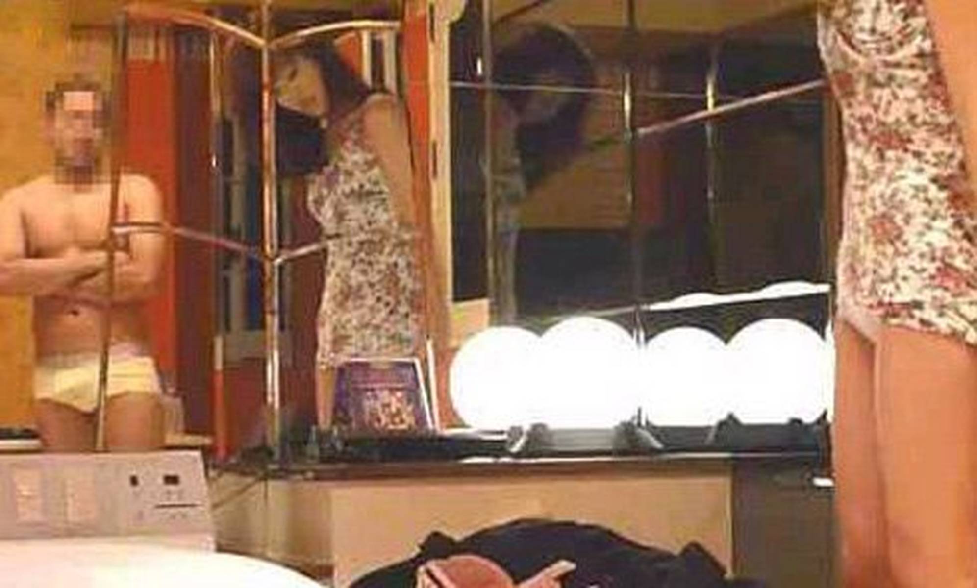 1.偷拍熟女冲凉引发争议风波