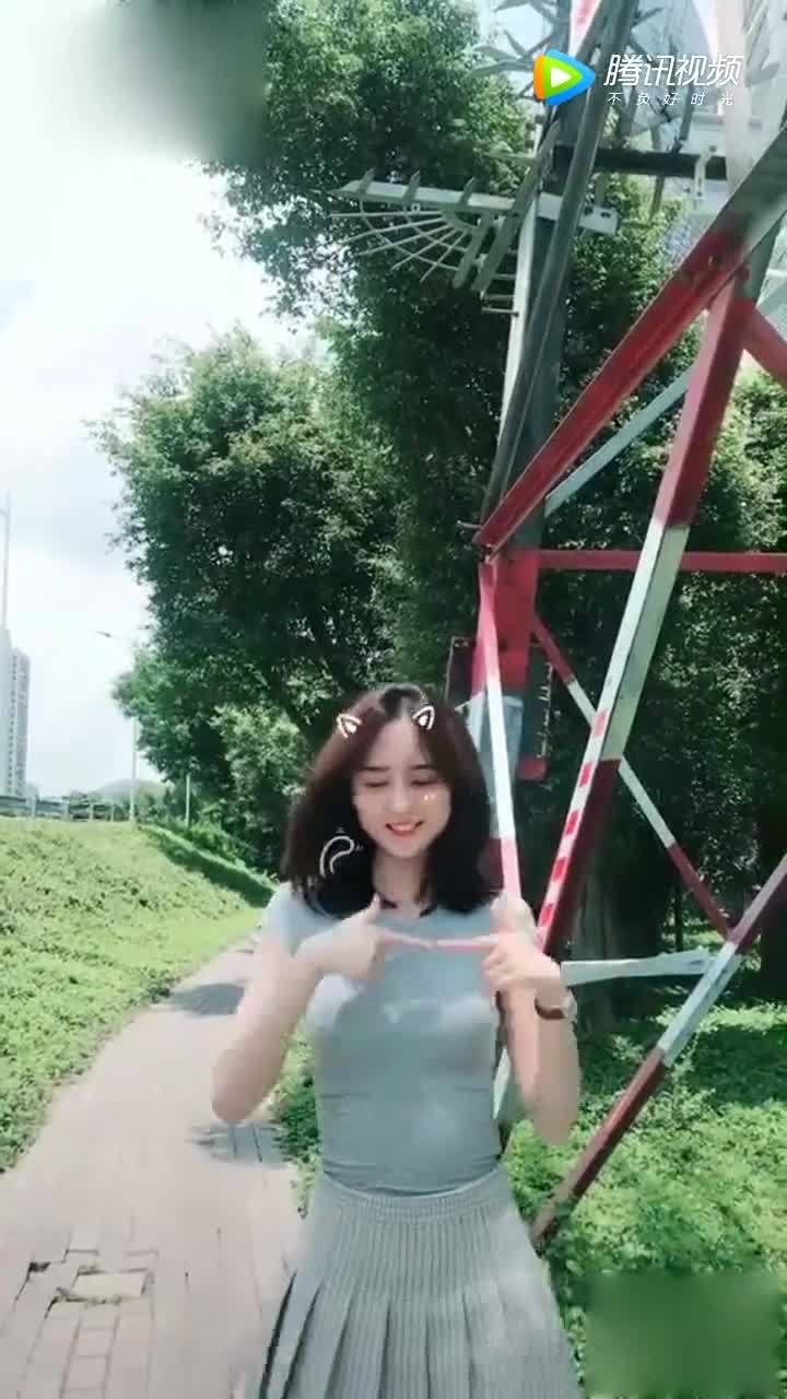 "女友公园高潮瞬间，浪漫约会，激情时刻难忘"
