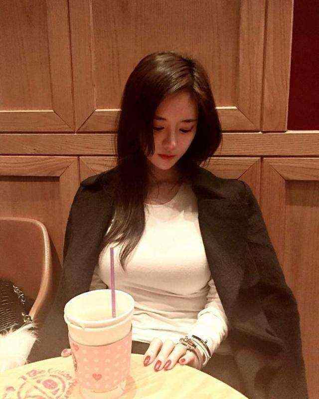 2.偷窥少妇成熟魅力，丰腴曲线惹人遐想，暗夜禁忌诱惑难挡