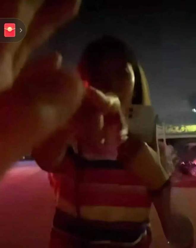 女人与大黄拘做爰视频引发热议，网友疯狂转发，真实情感令人动容