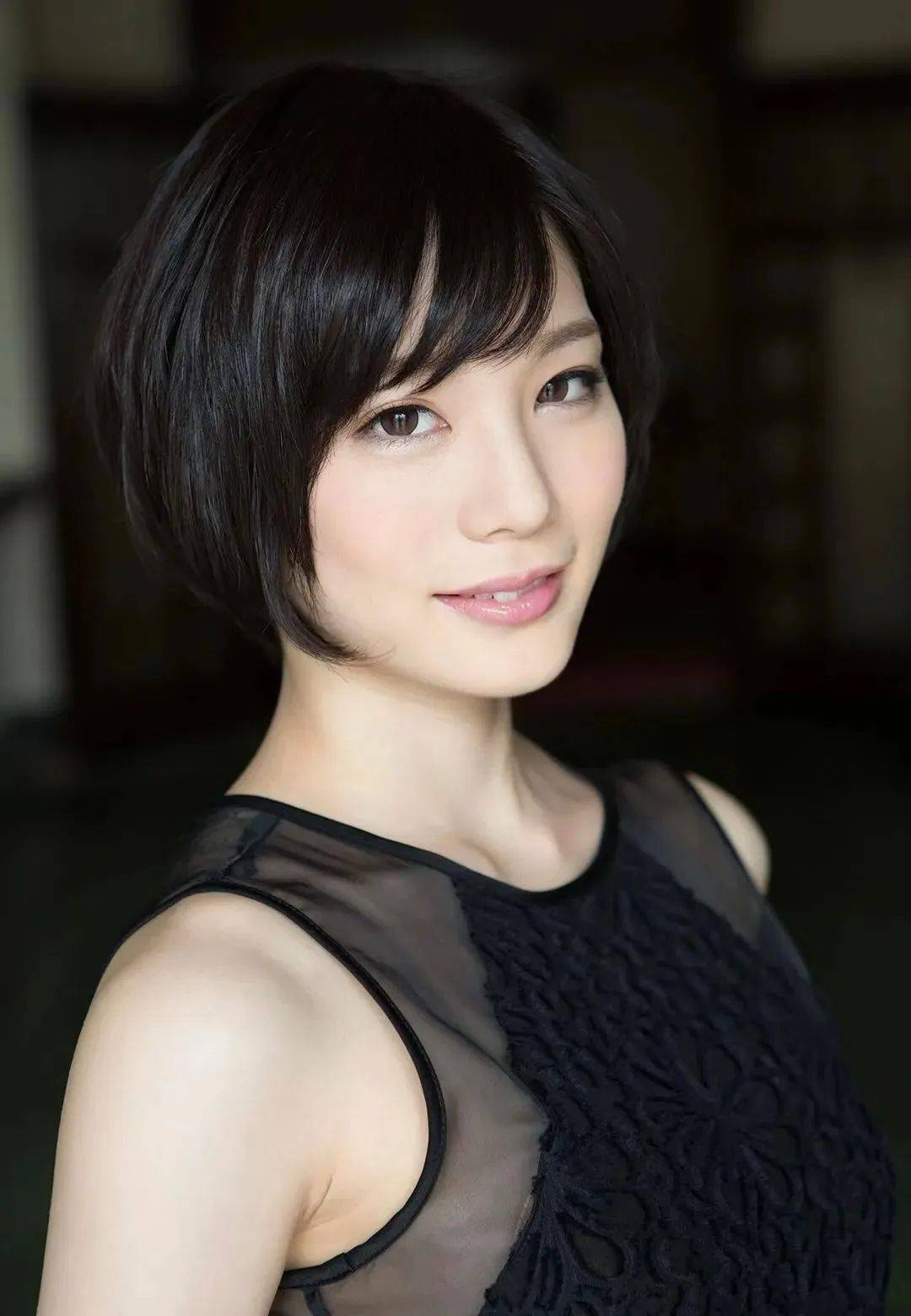 日韩少妇玩BX浜惊艳瞬间，海边风情写真，唯美画面引热议