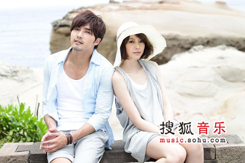 女婷婷激情五月天绽放青春魅力，五月浪漫邂逅，共谱夏日恋曲