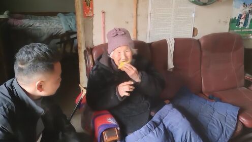 85岁以上老太婆解手视频曝光，真实记录高龄老人生活日常，引发社会关注