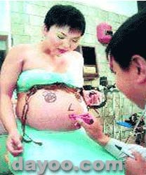 日本护士解开乳罩喂奶狂流奶，母爱喷涌湿透衣襟，暖心瞬间全网疯传