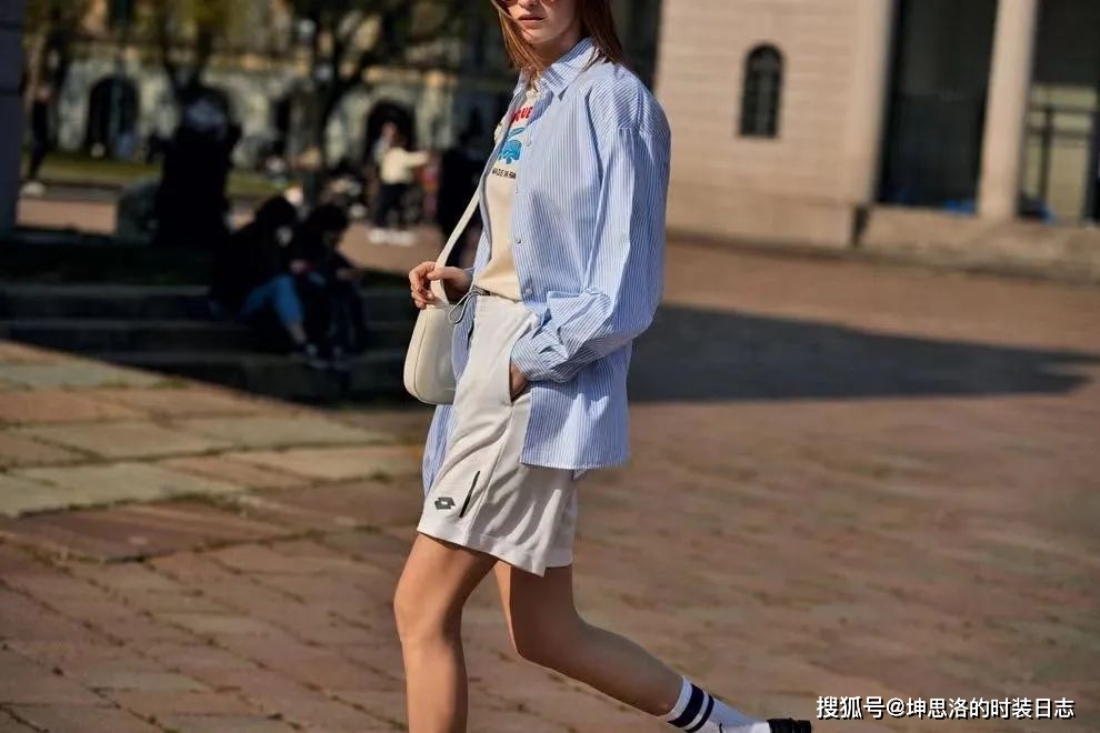 白袜女孩脚掌足底倒计时浜，清新运动风穿搭灵感，夏日海滩美足护理秘诀大公开
