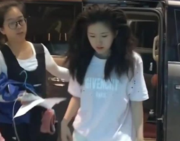 学生露小奶头无遮挡引发热议，校园事件曝光，网友讨论不断