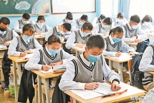 偷偷解开女同桌内裤动态图浜引发热议，校园行为引争议，网友呼吁加强教育
