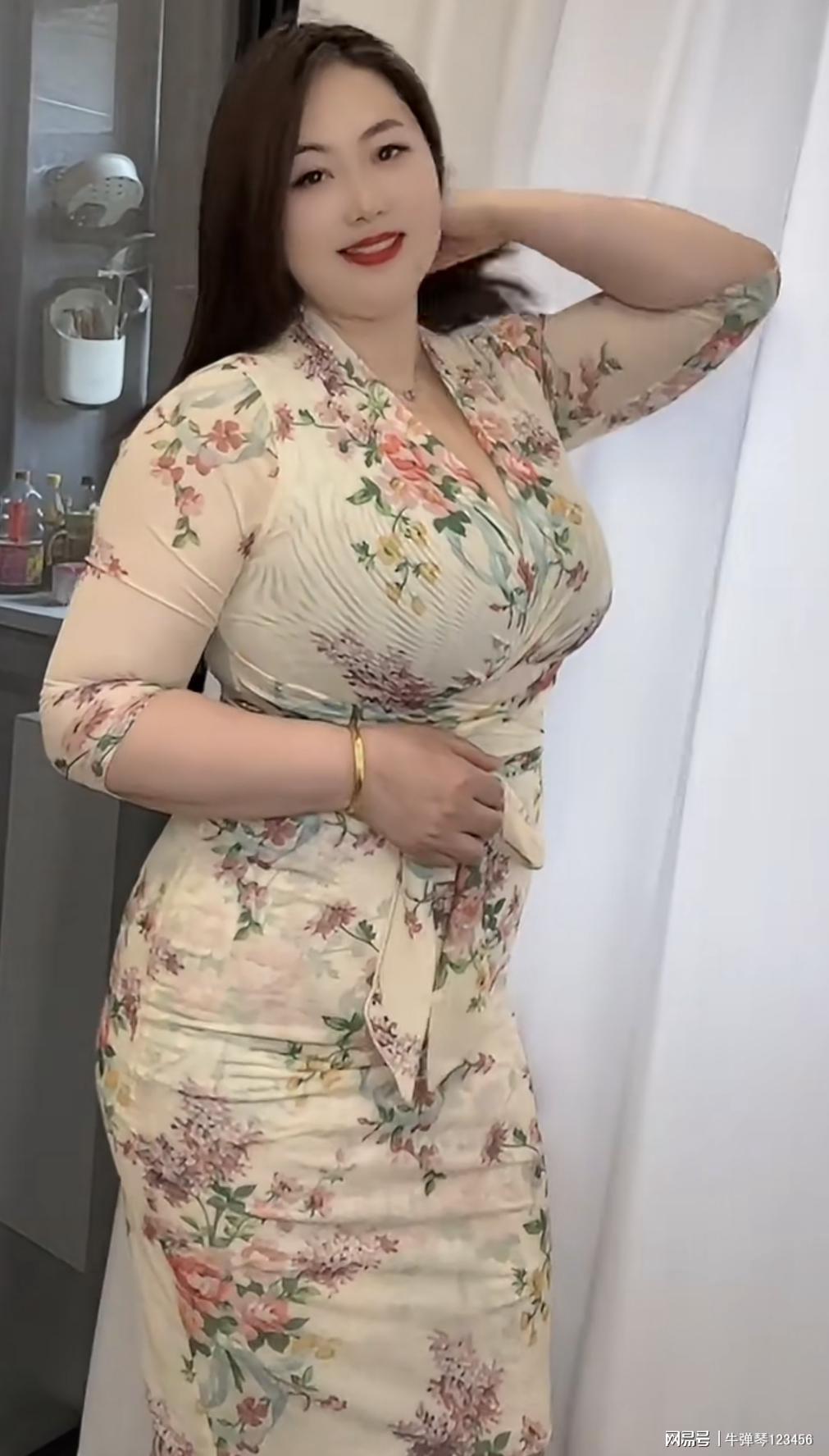 丰满成熟女人真人形象魅力绽放，优雅自信，尽显女性韵味