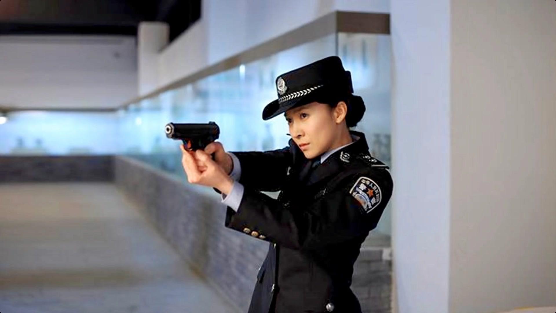 女警花英勇制服歹徒，展现非凡身手，守护城市平安与正义
