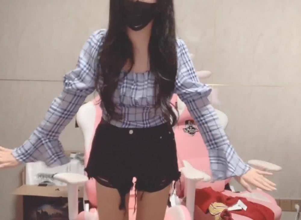 1.偷拍熟女邻居真实露脸惊现