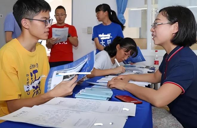 学生处破女痛哭免费看浜引热议，校园事件背后的真相，网友纷纷关注