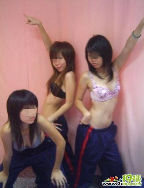 初中祼体网站引发争议家长呼吁加强监管学生健康上网
