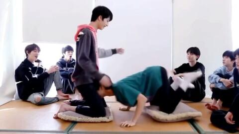 1.吉傲网挠男高中生脚心美足轩趣事