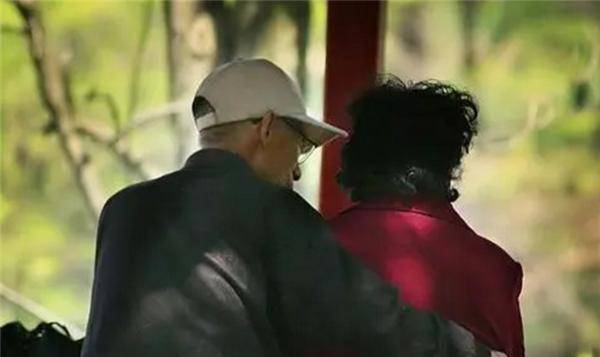 农村同性老头恋老呻吟的黄昏之恋，乡村隐秘情感故事，老年同志爱情的心酸与温暖