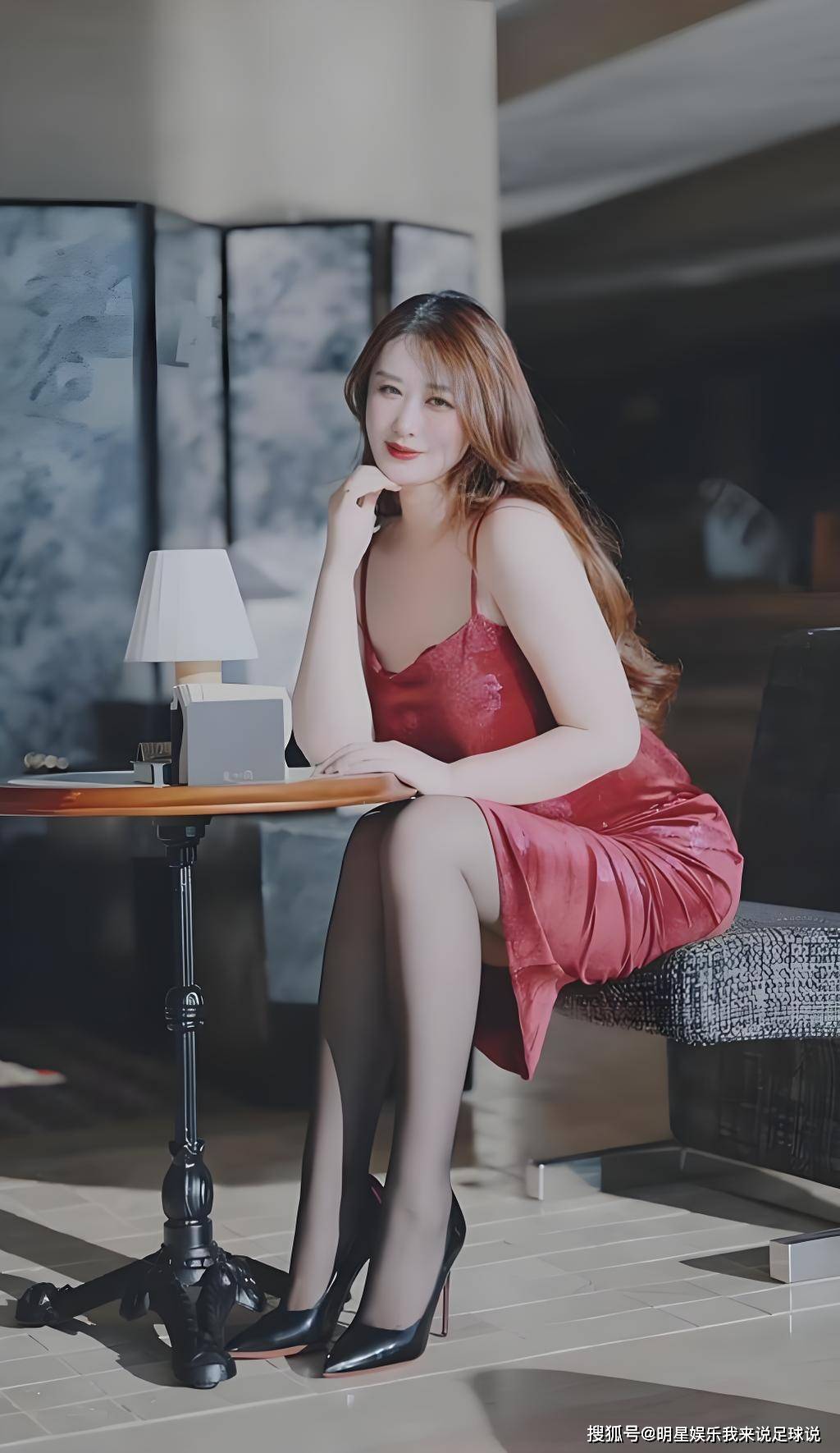 无码丰满胖妇风情万种，魅力四射，令人心动不已