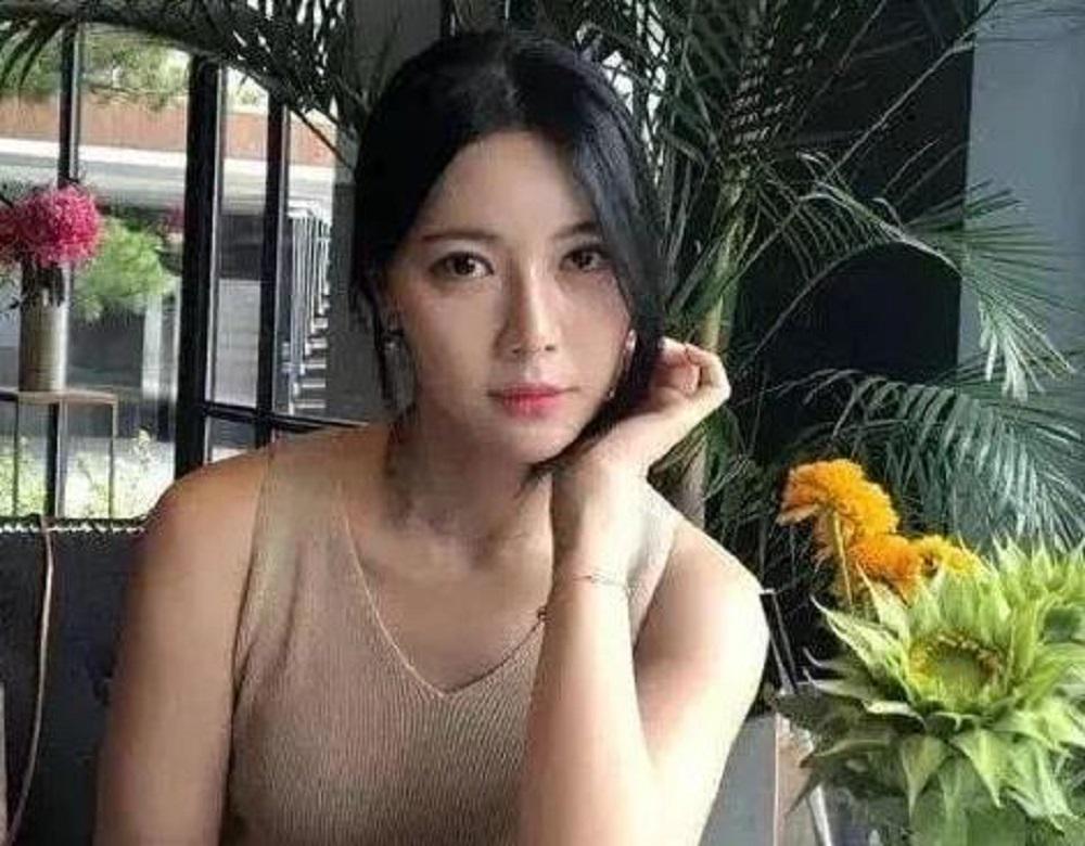 亚洲欧美寡妇一区情感故事，爱与痛的边缘，跨越文化的孤独与救赎