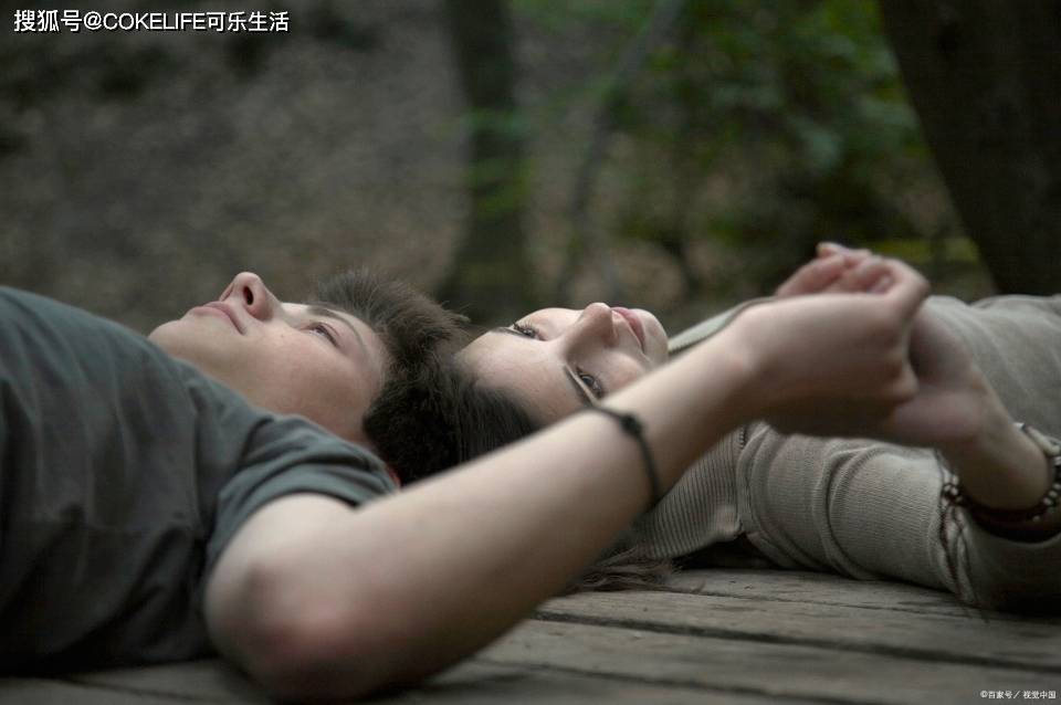 《性爱自修室第一季第二集探讨青春困惑，成长烦恼，情感与性的微妙平衡》
