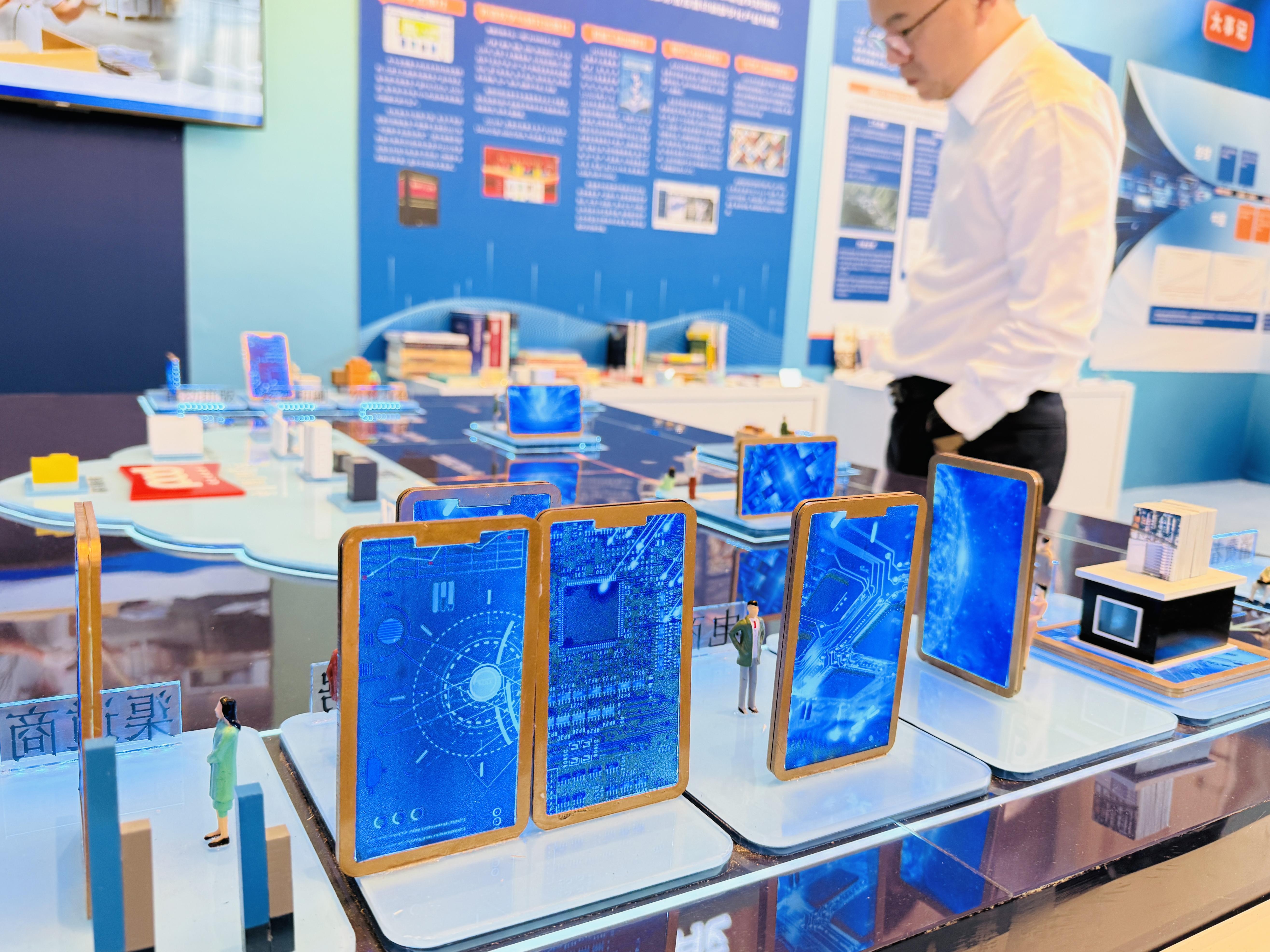 香港理伦探讨城市发展未来趋势，聚焦文化融合，创新科技应用