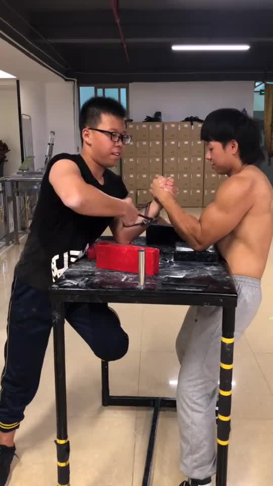 2.同性猛男gay69,肌肉对决,荷尔蒙爆棚,极限诱惑引爆欲望