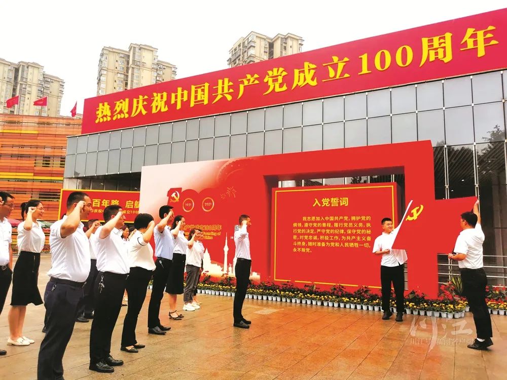 国老头同志带领群众共建美好家园，传承红色精神，谱写时代新篇