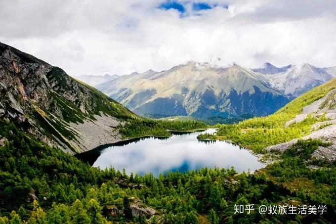 探索性高湖秘境，解锁自然奇观，体验绝美湖光山色之旅