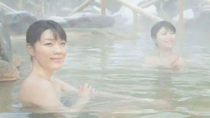 2.我和妽妽洗澡作爱A片，深夜共浴燃情瞬间，水花四溅欲火难耐