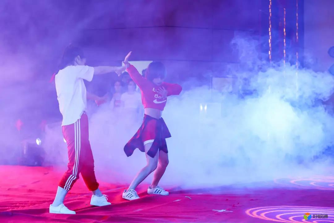 2.美女考比直播，才艺PK燃爆舞台，观众直呼过瘾