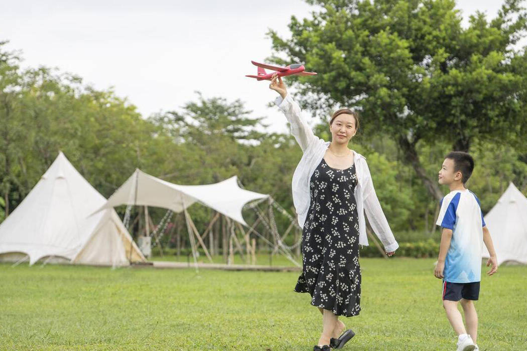双飞两女儿浜的幸福生活，温馨家庭日常，亲子旅行趣事分享