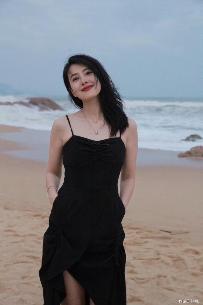 少妇日半风情录，柔美时光，优雅绽放岁月诗篇