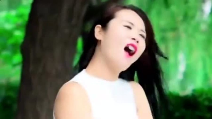 香蕉欧美伊人久久绽放异域风情，迷人曲线勾勒热带浪漫，沉醉甜蜜诱惑